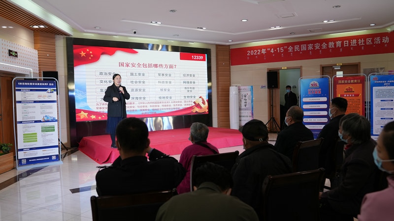 線下聯(lián)合各國(guó)家安全委員單位同步開(kāi)展“國(guó)家安全進(jìn)社區(qū)”活動(dòng)，現(xiàn)場(chǎng)通過(guò)以國(guó)家安全知識(shí)問(wèn)答為主線，穿插烏蘭牧騎演出、國(guó)家安全宣講、發(fā)放國(guó)家安全法律法規(guī)讀本等形式，圍繞什么是國(guó)家安全、國(guó)家安全包含哪些內(nèi)容、如何維護(hù)國(guó)家安全等方面，為社區(qū)老百姓開(kāi)展宣傳宣講，同時(shí)作為現(xiàn)場(chǎng)“進(jìn)社區(qū)”活動(dòng)與線上直播活動(dòng)連線，把現(xiàn)場(chǎng)熱烈氣氛帶到網(wǎng)絡(luò)，與大家共同分享。 (4)_副本.jpg