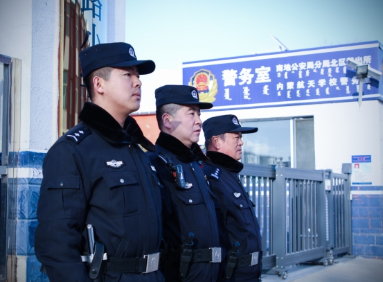 站好“護學(xué)崗”，守護“成長路”——南地公安持續(xù)開展護學(xué)行動214.png