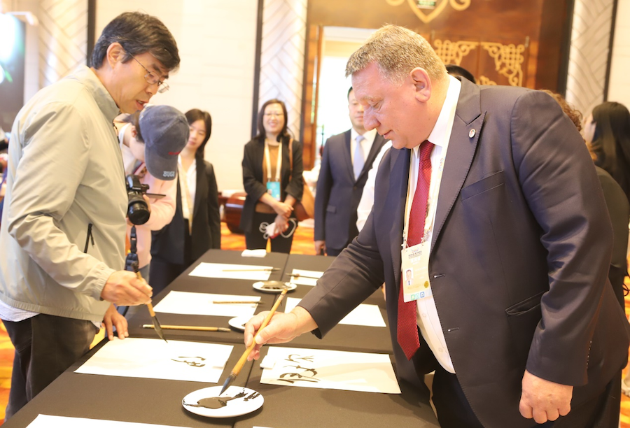 非遺、書法、文創(chuàng)齊亮相！2025年國家重要橋頭堡智庫論壇讓中外嘉賓讀懂北疆文化