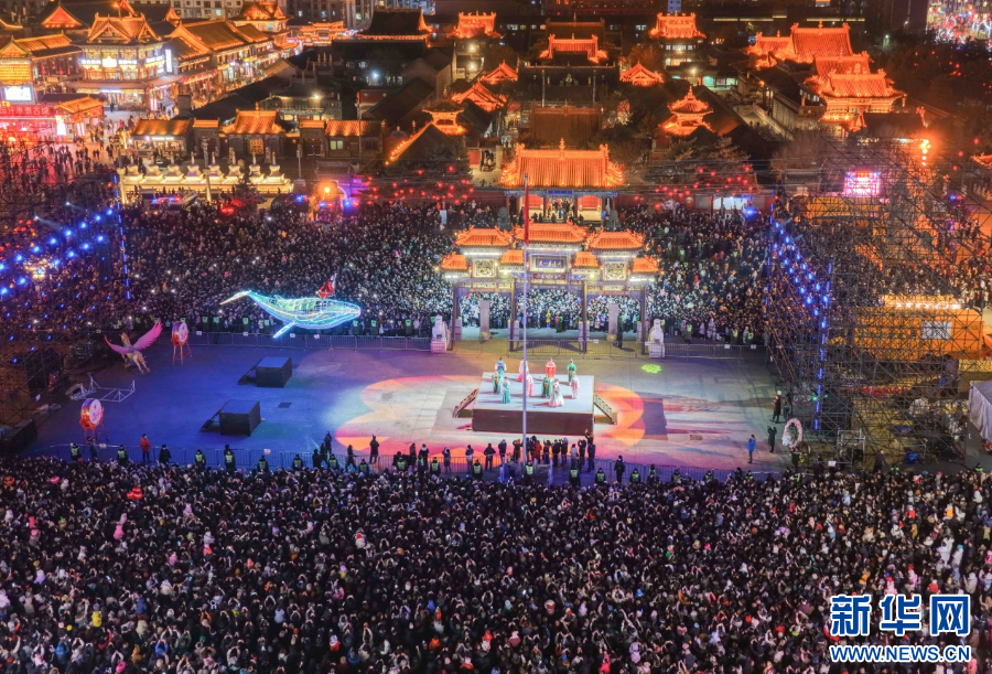 2025年12月31日晚，呼和浩特市玉泉區(qū)塞上老街旅游休閑街區(qū)跨年夜活動(dòng)現(xiàn)場(chǎng)游人如織。新華網(wǎng)發(fā)（丁根厚 攝）.jpg
