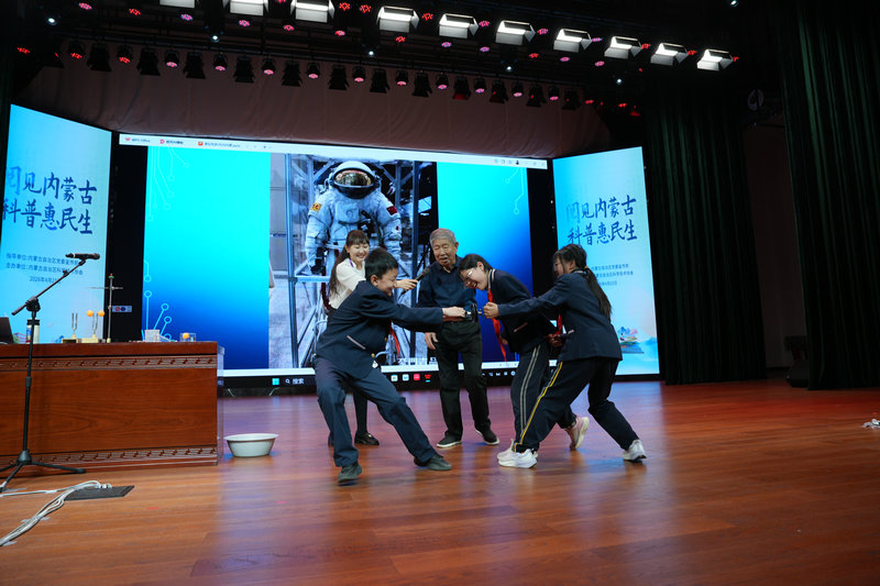 20260423全民閱讀系列做實(shí)驗(yàn).JPG