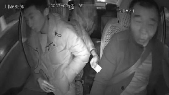 凌晨女子打車到江邊，并掏出百元大鈔給司機(jī)稱不用找了。資陽(yáng)公安供圖