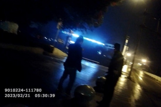 報(bào)警人唐師傅向民警講述情況 。資陽(yáng)公安供圖