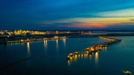 圖為中科煉化自建港口碼頭，30萬噸級(jí)原油泊位