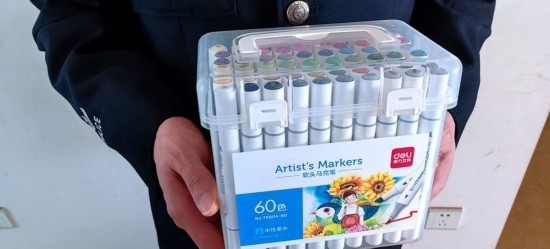 民警送上的馬克筆。資陽市公安供圖