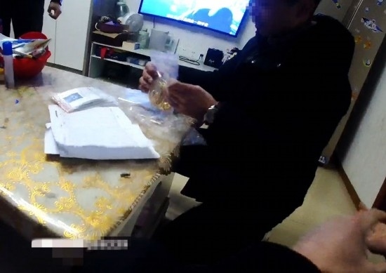 失主對照清單清點黃金等貴重物品。資陽市公安供圖