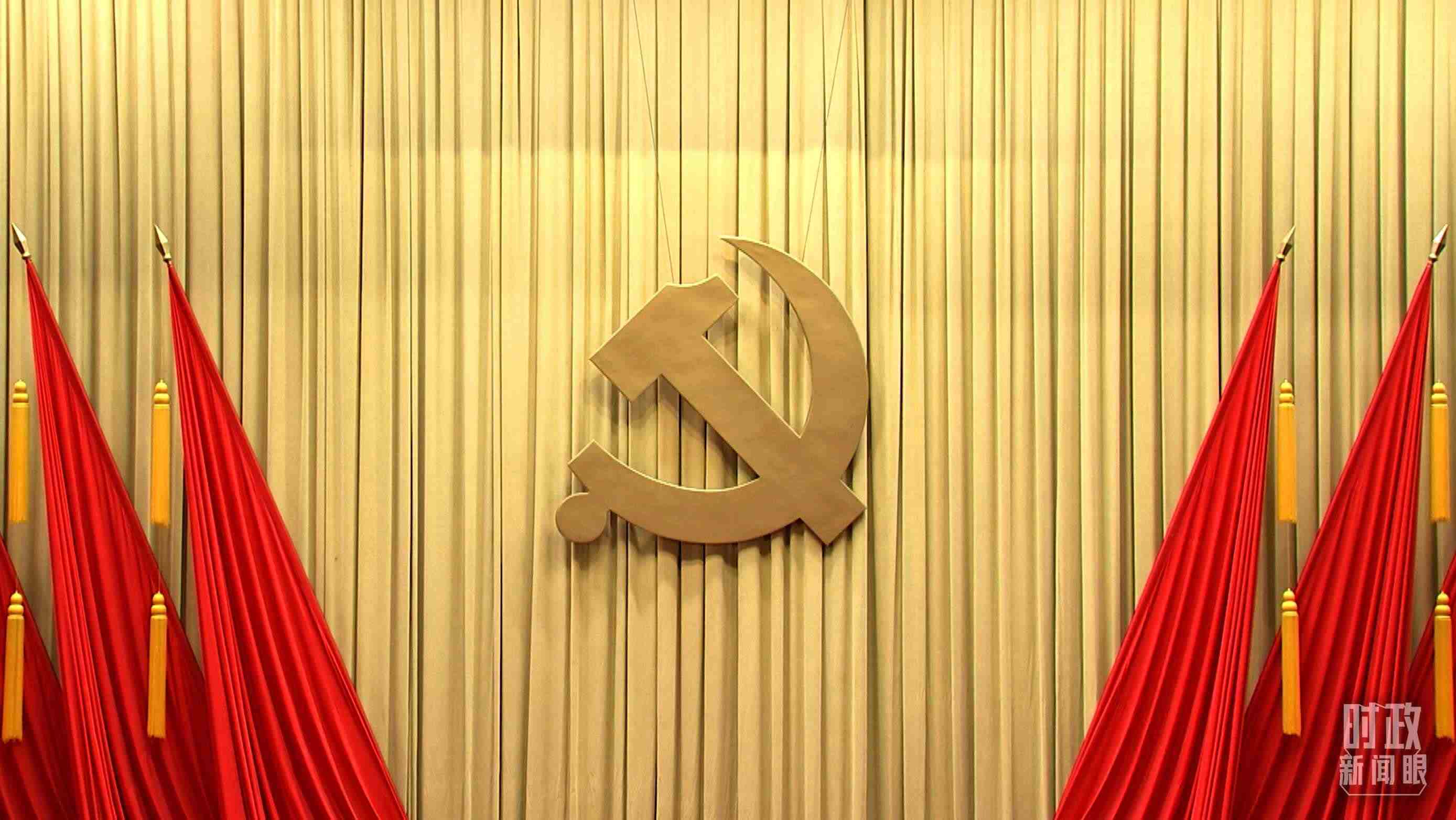 △會(huì)場(chǎng)上莊嚴(yán)的黨徽。（總臺(tái)央視記者郭鴻拍攝）