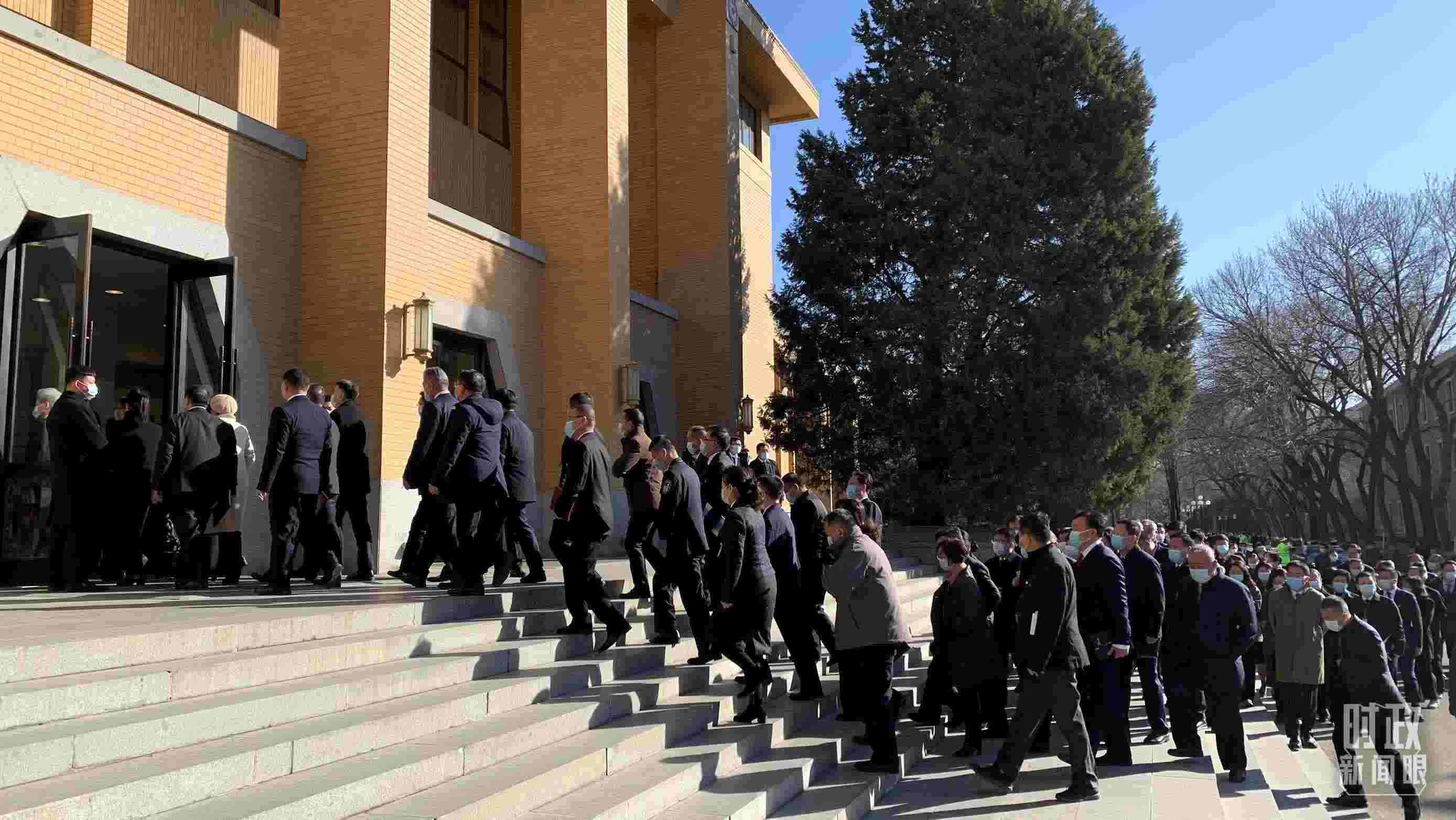 △參加這次慶祝大會(huì)暨開(kāi)學(xué)典禮的與會(huì)人員正在步入會(huì)場(chǎng)。（總臺(tái)央視記者段德文拍攝）