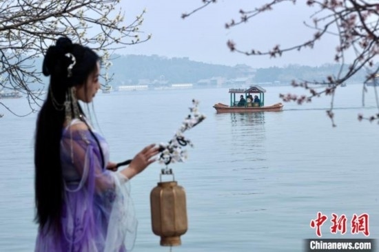 圖為游客在昆明湖畔游玩。<a target='_blank' data-cke-saved-href='/' href='/'><p align=