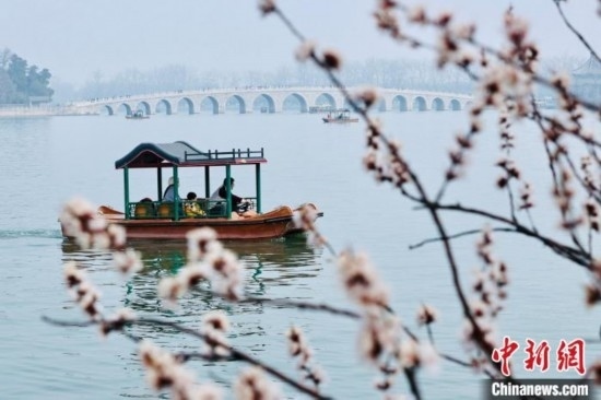 20日，頤和園游船開(kāi)航。<a target='_blank' data-cke-saved-href='/' href='/'><p align=