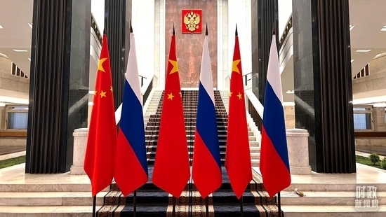 △習(xí)主席在這里同米舒斯京總理握手合影。（總臺(tái)央視記者程鋮拍攝）