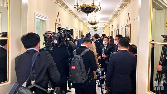  △等待進(jìn)入會(huì)場(chǎng)的新聞?dòng)浾邤D滿走廊。（總臺(tái)央視記者程鋮拍攝）