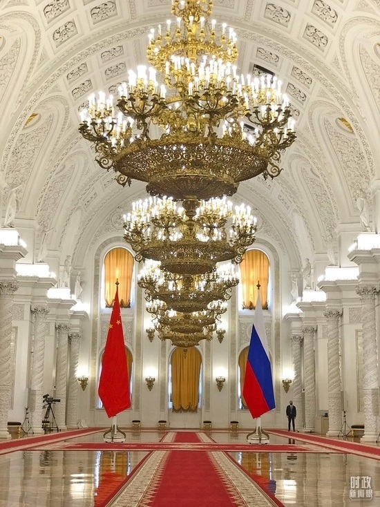 △克里姆林宮喬治大廳，習(xí)主席在這里同普京總統(tǒng)握手合影。（總臺(tái)央視記者石偉明拍攝）