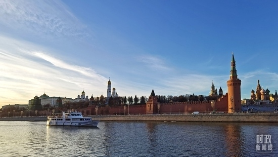 △坐落在莫斯科河畔的克里姆林宮。（總臺(tái)央視記者郭鴻拍攝）