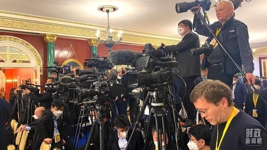 △等待中俄兩國(guó)元首共見(jiàn)記者的中外媒體同仁。（總臺(tái)央視記者段德文、李輝拍攝）