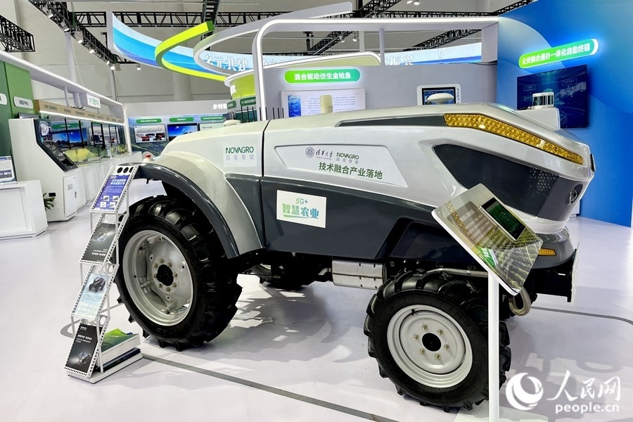 通過手機(jī)，就能指揮新能源無人駕駛拖拉機(jī)在田里作業(yè)。人民網(wǎng) 錢嘉禾攝