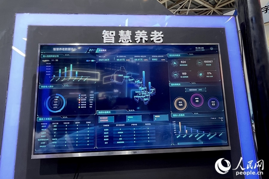 “意康養(yǎng)”智慧養(yǎng)老平臺(tái)充分利用信息化手段，把轄區(qū)內(nèi)社會(huì)資源充分整合和調(diào)配，滿足老年人多元的養(yǎng)老服務(wù)需求。人民網(wǎng) 錢嘉禾攝