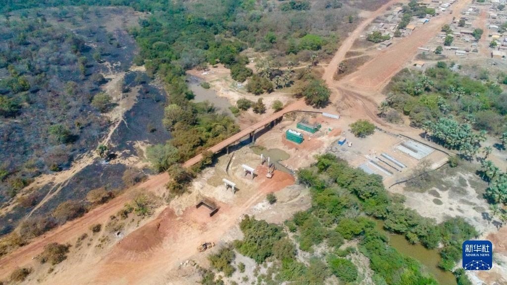 這是1月12日在科特迪瓦西北部奧迭內(nèi)省拍攝的北部公路項目施工現(xiàn)場（無人機照片）。新華社發(fā)（中國港灣工程有限責任公司供圖）