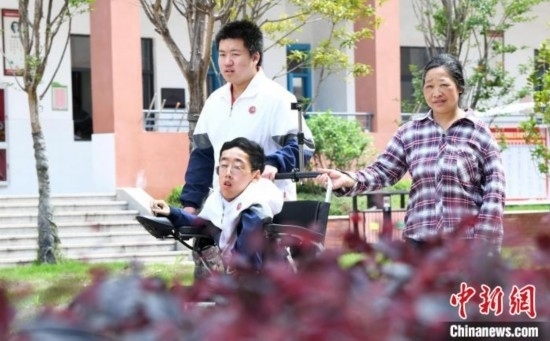 碰上天氣好，朱金祥就會利用休息時間，和鐘華強母親將其推出來賞賞花，曬曬太陽，呼吸一下外面的新鮮空氣。 卓忠偉 攝