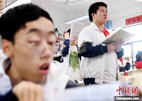 朱金祥(右)和鐘華強(左)正在加緊復(fù)習(xí)迎接高考。 卓忠偉 攝