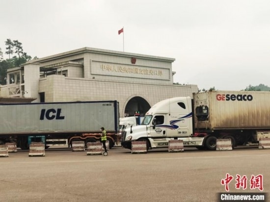 近日，位于中越邊境廣西憑祥市的友誼關(guān)口岸車水馬龍，裝載著東盟水果的跨境車輛來往不斷。黃艷梅 攝