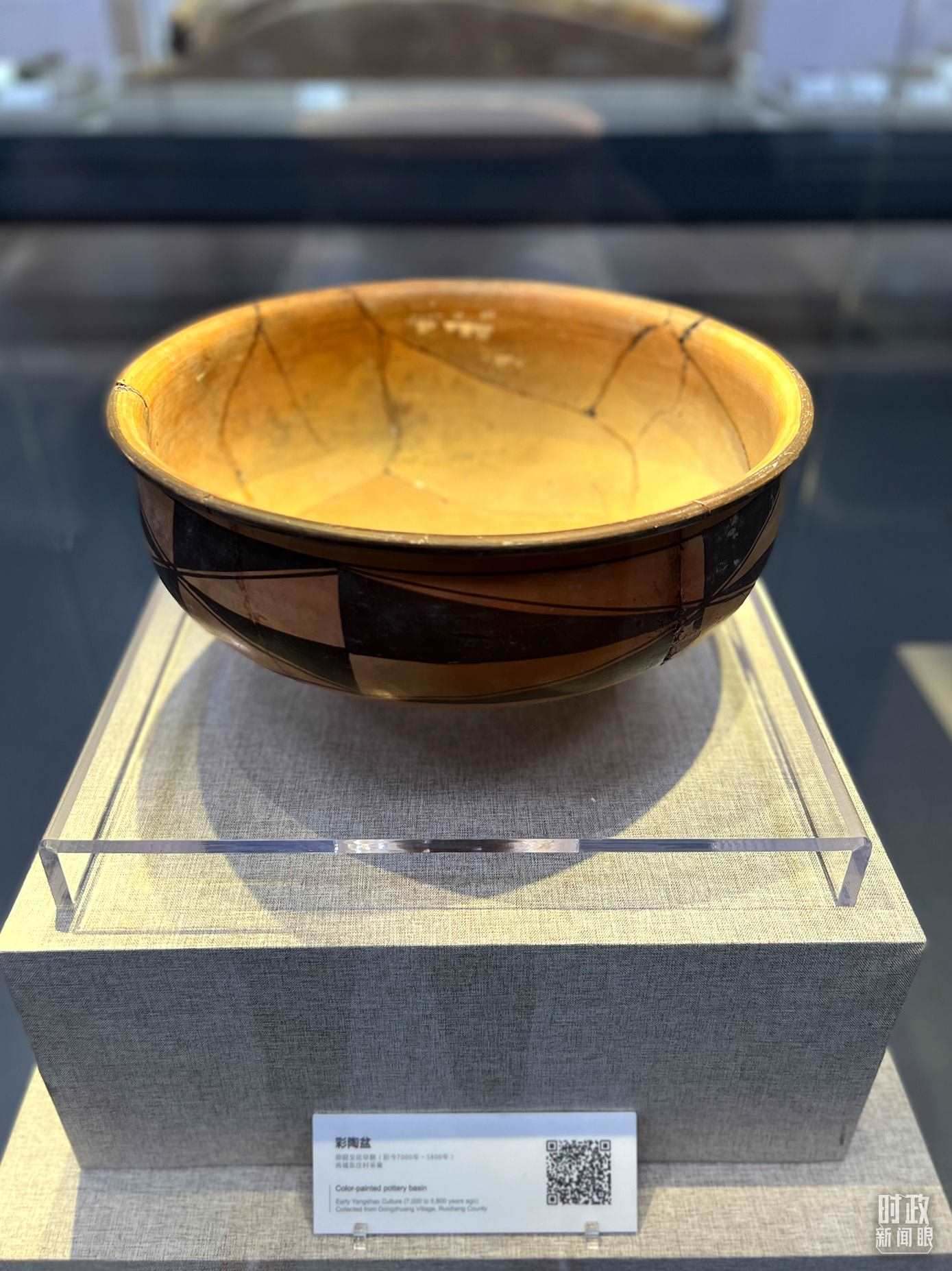 △運城博物館內展出的仰韶文化早期的彩陶盆。（總臺央視記者邢彬拍攝）