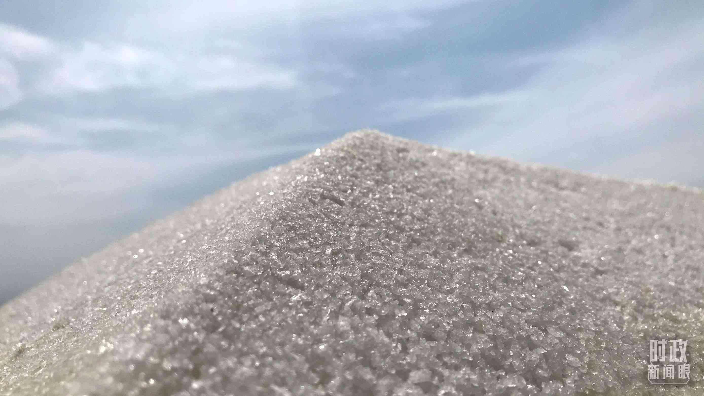 △鹽湖出產(chǎn)的河東大鹽。（總臺央視記者石偉明拍攝）