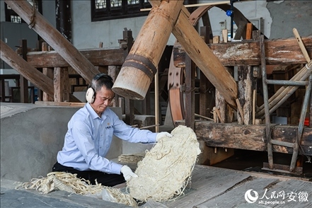 宣紙制作工藝——制簾。人民網(wǎng)記者 張俊攝