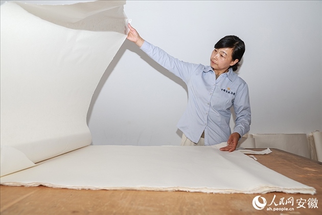 制簾需要將蔑條通過(guò)專(zhuān)門(mén)的小孔磨細(xì)。人民網(wǎng)記者 張俊攝