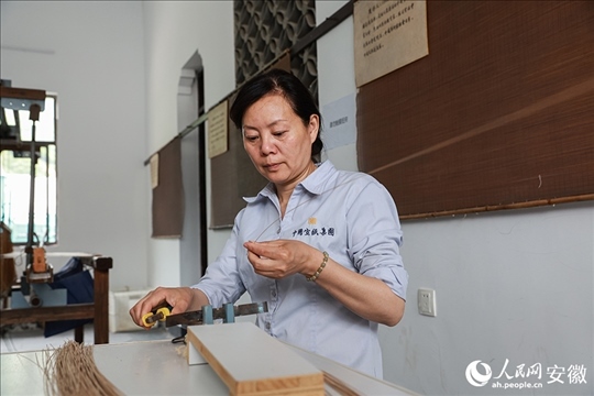 撈紙需要兩位師傅默契配合。人民網(wǎng)記者 張俊攝
