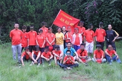 項(xiàng)目辦開展活動合影，喬海云（后排中，黑衣）和張?jiān)氯纾ê笈庞乙唬? referrerpolicy=