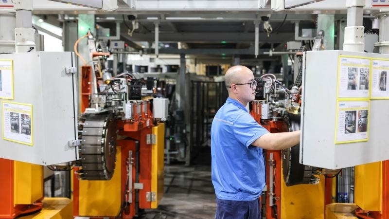 工作人員在貴州輪胎股份有限公司的“5G全連接工廠”成型區(qū)作業(yè)（2022年5月17日攝）。新華社記者 歐東衢 攝