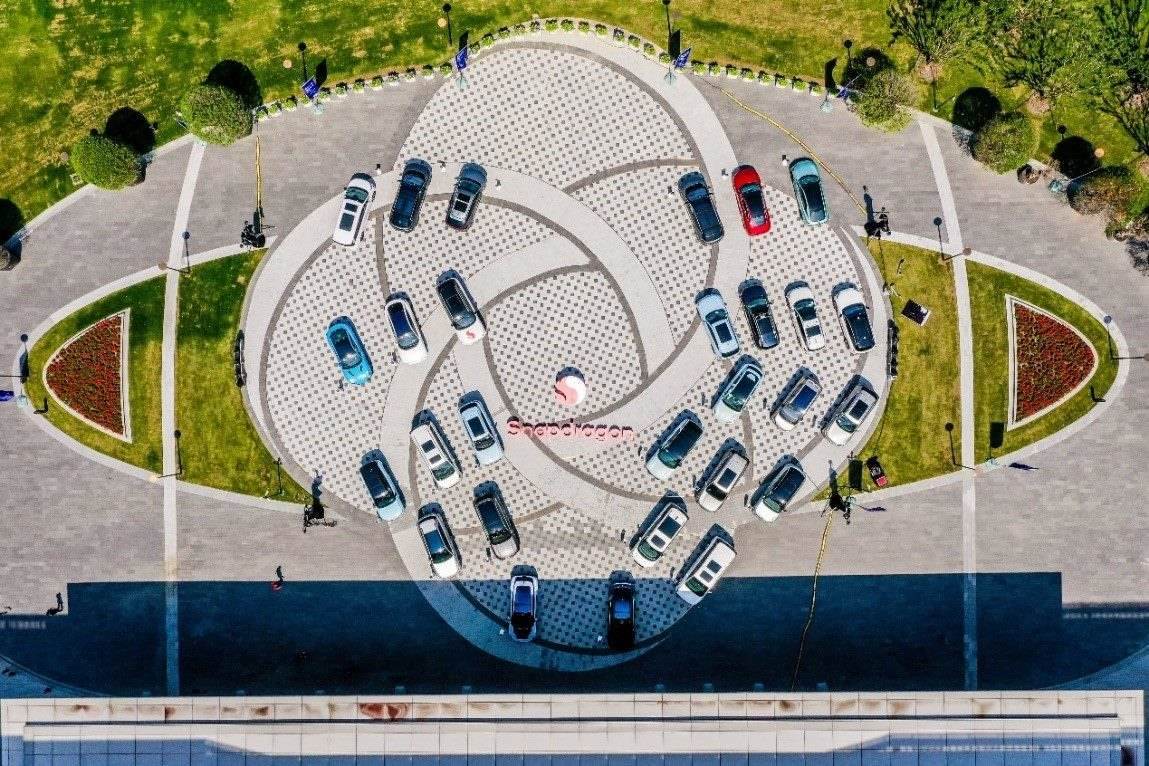 峰會(huì)戶外整車(chē)展示區(qū)俯瞰圖。（受訪者供圖）