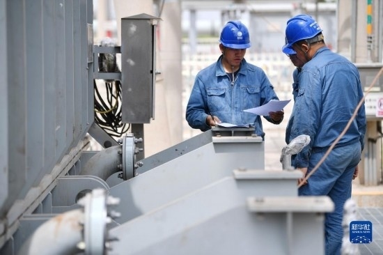 5月27日，電力工人在工程現(xiàn)場進(jìn)行檢修作業(yè)。