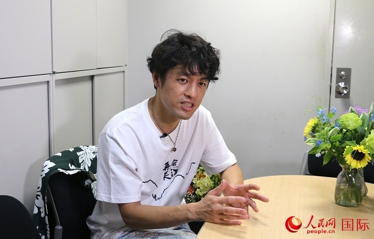 竹內(nèi)亮接受人民網(wǎng)專訪。人民網(wǎng) 許可攝