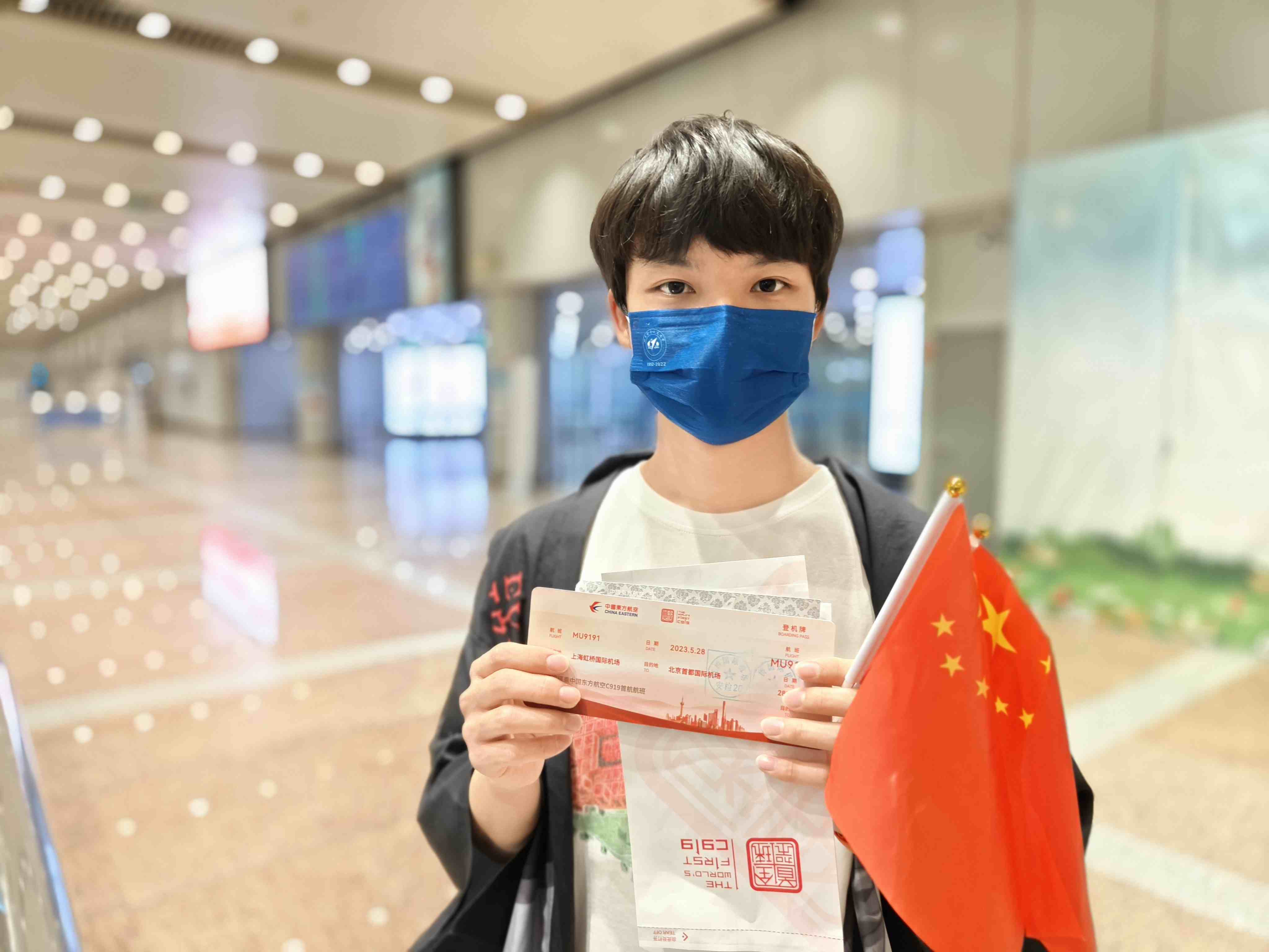 張可立向記者展示有著紀(jì)念意義的登機(jī)牌。人民網(wǎng)記者 夏曉倫攝