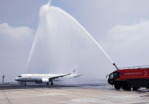 C919穿過(guò)象征民航最高禮儀的“水門”。東航供圖