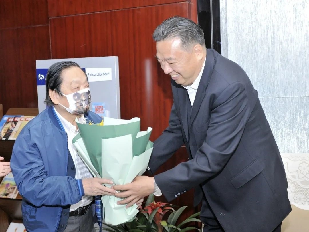 ▲青海省政協(xié)副主席、青海省林草局黨組書(shū)記、局長(zhǎng)、祁連山國(guó)家公園青海省管理局局長(zhǎng)李曉南在機(jī)場(chǎng)迎接韓美林