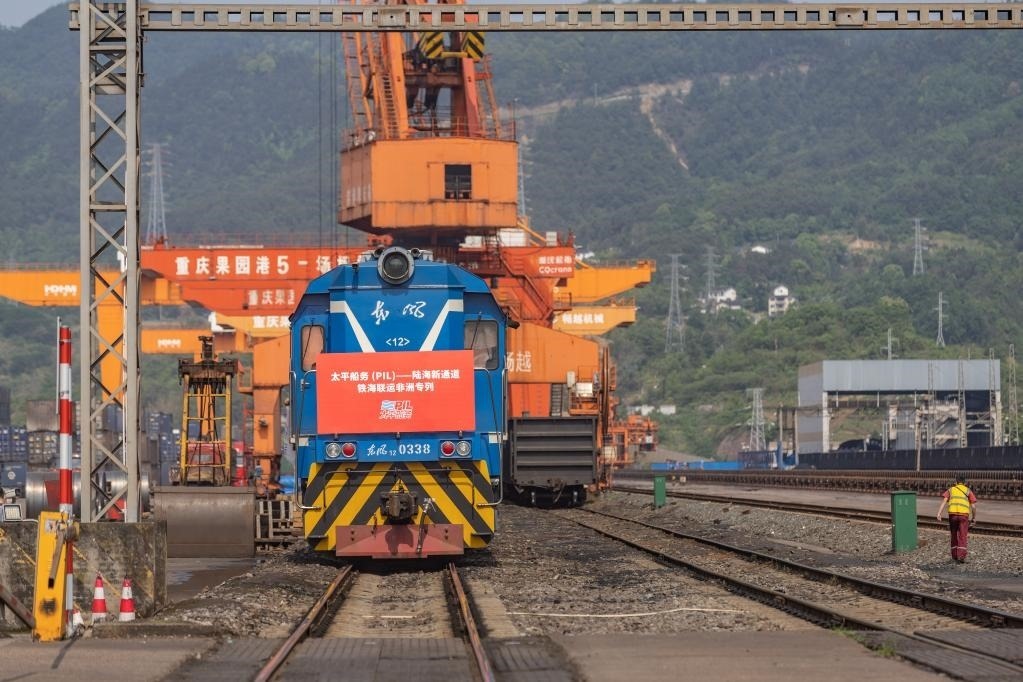 這是2023年4月27日，太平船務(wù)——西部陸海新通道江鐵海聯(lián)運(yùn)非洲專列在重慶果園港魚嘴站等待發(fā)車。