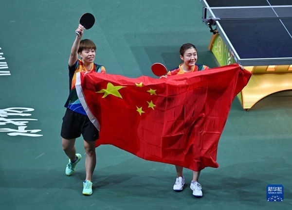 5月27日，陳夢（右）/王藝迪慶祝勝利。當(dāng)日，在南非德班進(jìn)行的2023年世界乒乓球錦標(biāo)賽女子雙打決賽中，中國選手陳夢/王藝迪以3比0戰(zhàn)勝韓國選手田志希/申裕斌，奪得冠軍。新華社記者 陶希夷攝
