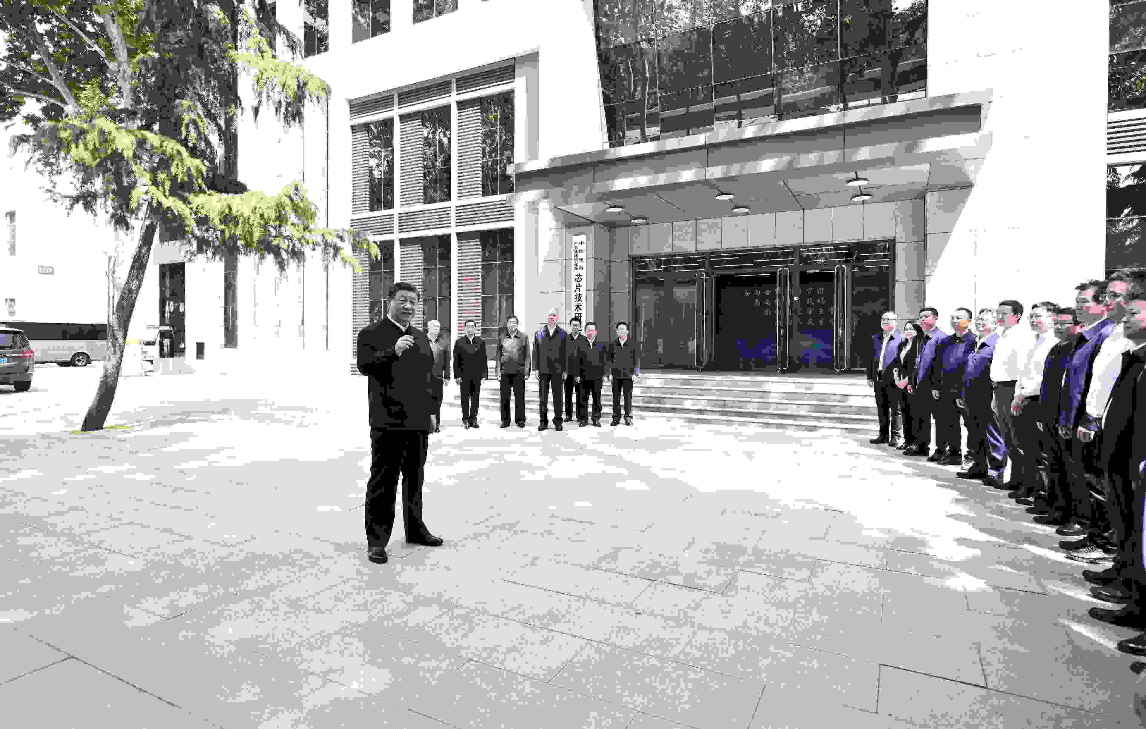 △2023年5月12日，習(xí)近平總書記在中國(guó)電科產(chǎn)業(yè)基礎(chǔ)研究院同科技工作者交流。