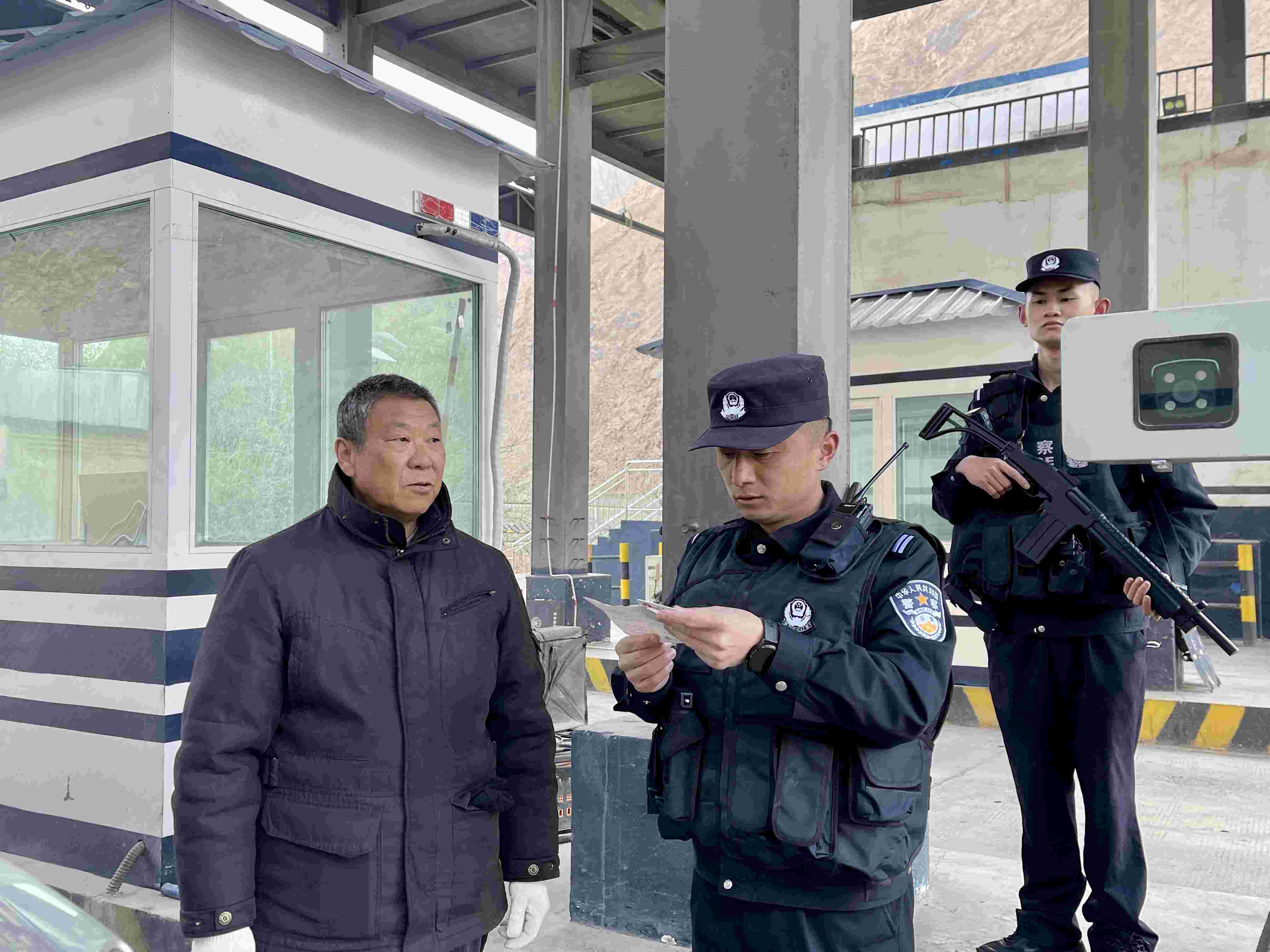 在庫(kù)地邊境檢查站，陳暢核對(duì)進(jìn)出邊境管理區(qū)人員信息。人民網(wǎng) 周靜圓攝