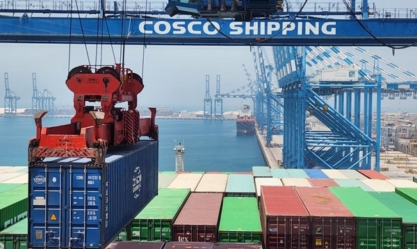 圖為“東方西班牙”輪在裝載貨物。人民網(wǎng)記者 管克江 攝