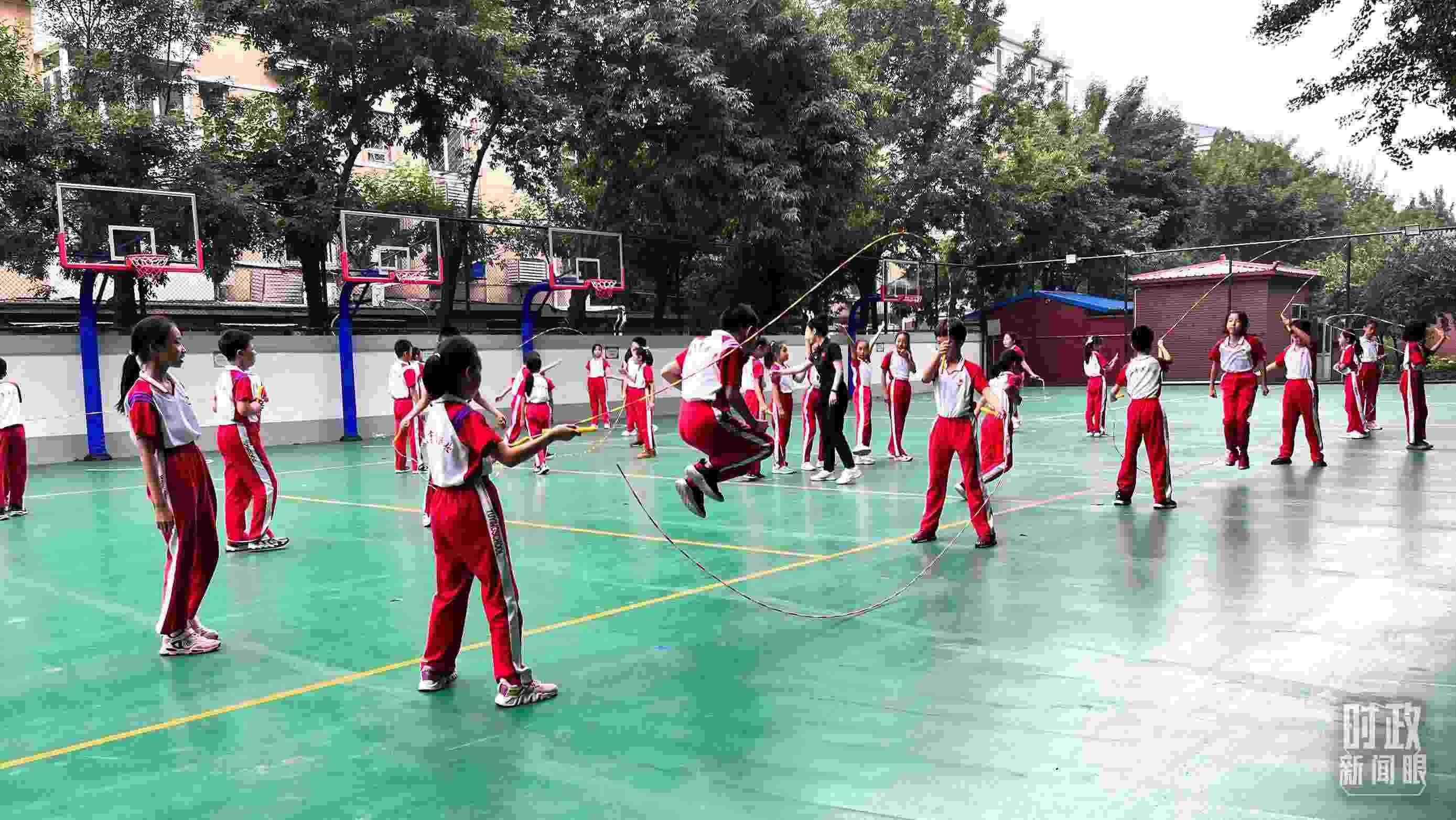 △正在跳繩的學(xué)生。（總臺(tái)央視記者張垚拍攝）