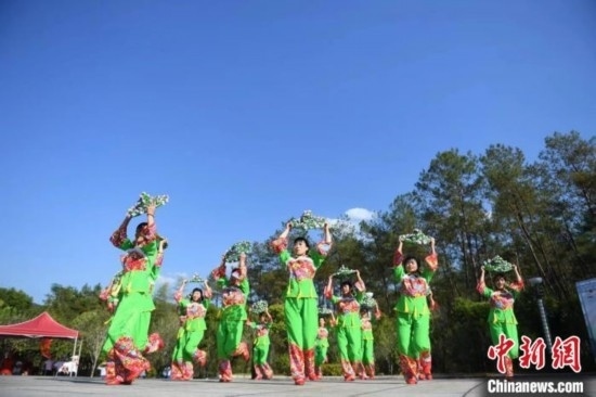 市民在跳廣場舞。 唐小晴 攝