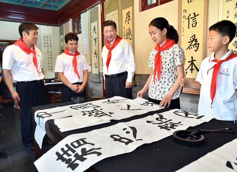 2014年5月30日，習(xí)近平總書記來到北京市海淀區(qū)民族小學(xué)，參加慶?！傲弧眹H兒童節(jié)活動。