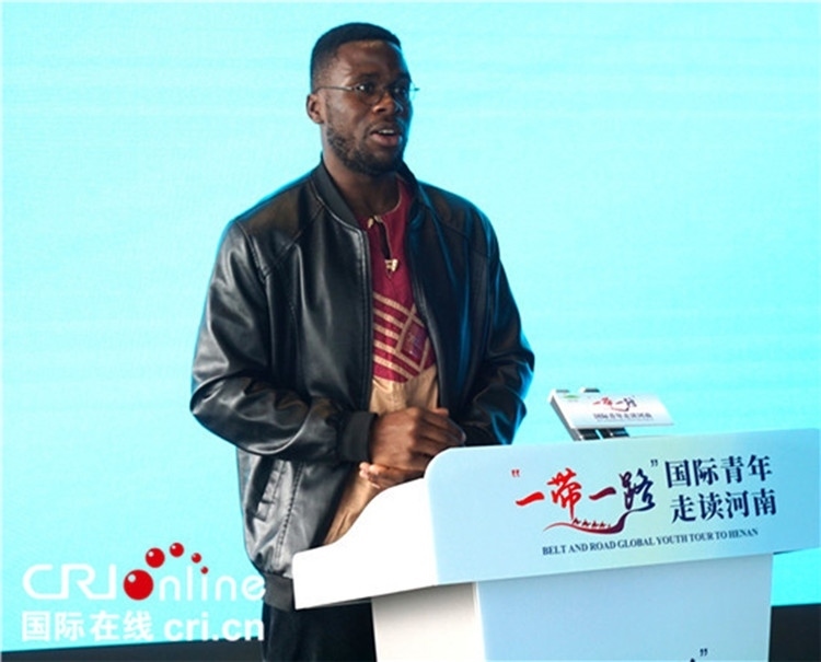 國際青年代表奕曉龍發(fā)言。賈親親 攝