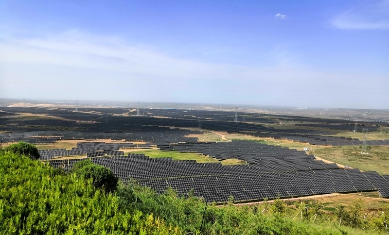 伊金霍洛旗天驕綠能50萬千瓦采煤沉陷區(qū)生態(tài)治理光伏發(fā)電示范項目一角。人民網(wǎng)記者 孫博洋攝