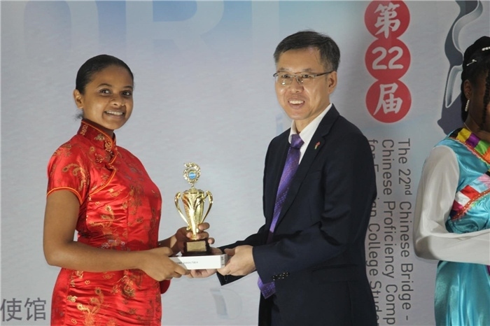 陳錫來參贊為獲獎選手頒發(fā)二等獎。圭亞那大學孔子學院供圖