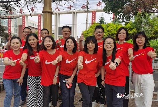 6月7日一早，陽(yáng)光明媚，天氣涼爽，在長(zhǎng)春市第八十七中學(xué)，考生們正陸續(xù)進(jìn)入考場(chǎng)。親友團(tuán)為參加高考的學(xué)子們加油鼓勁。人民網(wǎng)記者 王帝元攝
